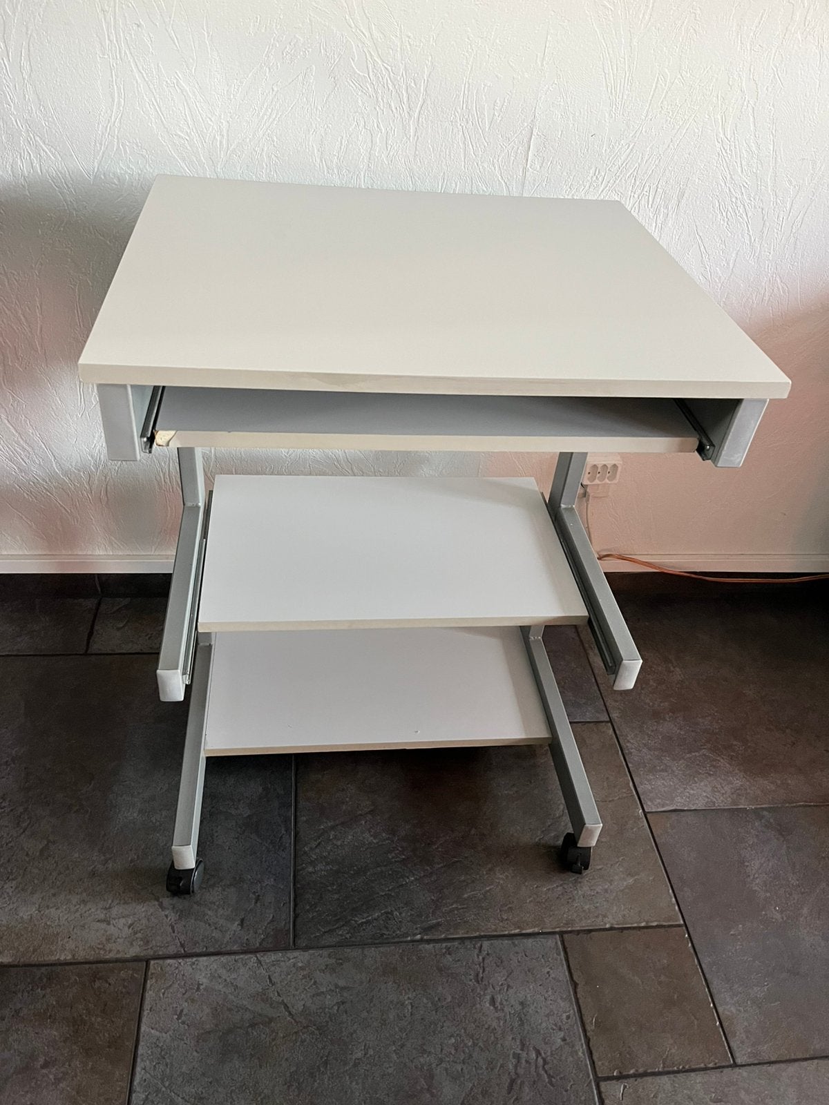Nette Computertafel/bureau op wieltjes, Huis en Inrichting, Bureaus, Ophalen, Zo goed als nieuw