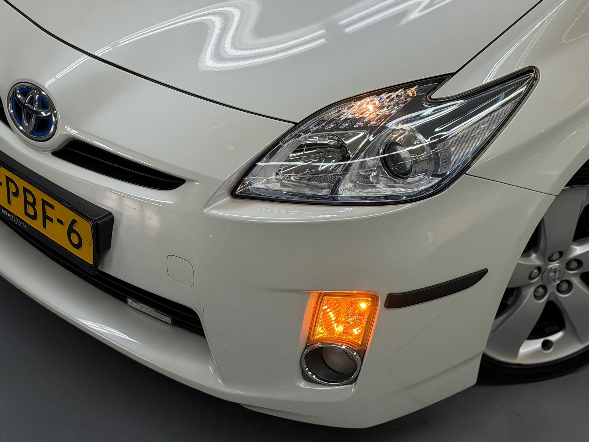 Toyota Prius 1.8 Aspiration Lage KM Dealeronderhouden Garant, Auto's, Gebruikt, 4 cilinders, Wit, Bedrijf