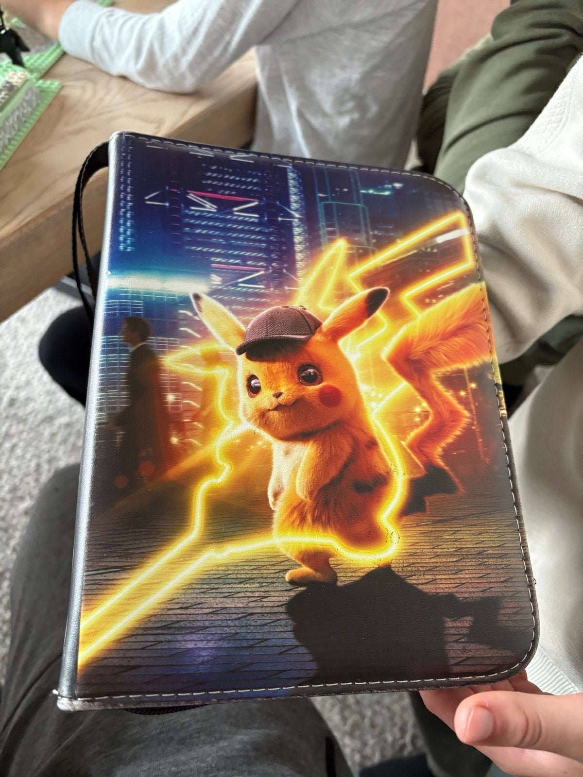 Pokémon Detective Pikachu Kaartenmap - Zo goed als nieuw, Ophalen of Verzenden, Zo goed als nieuw, Overige typen