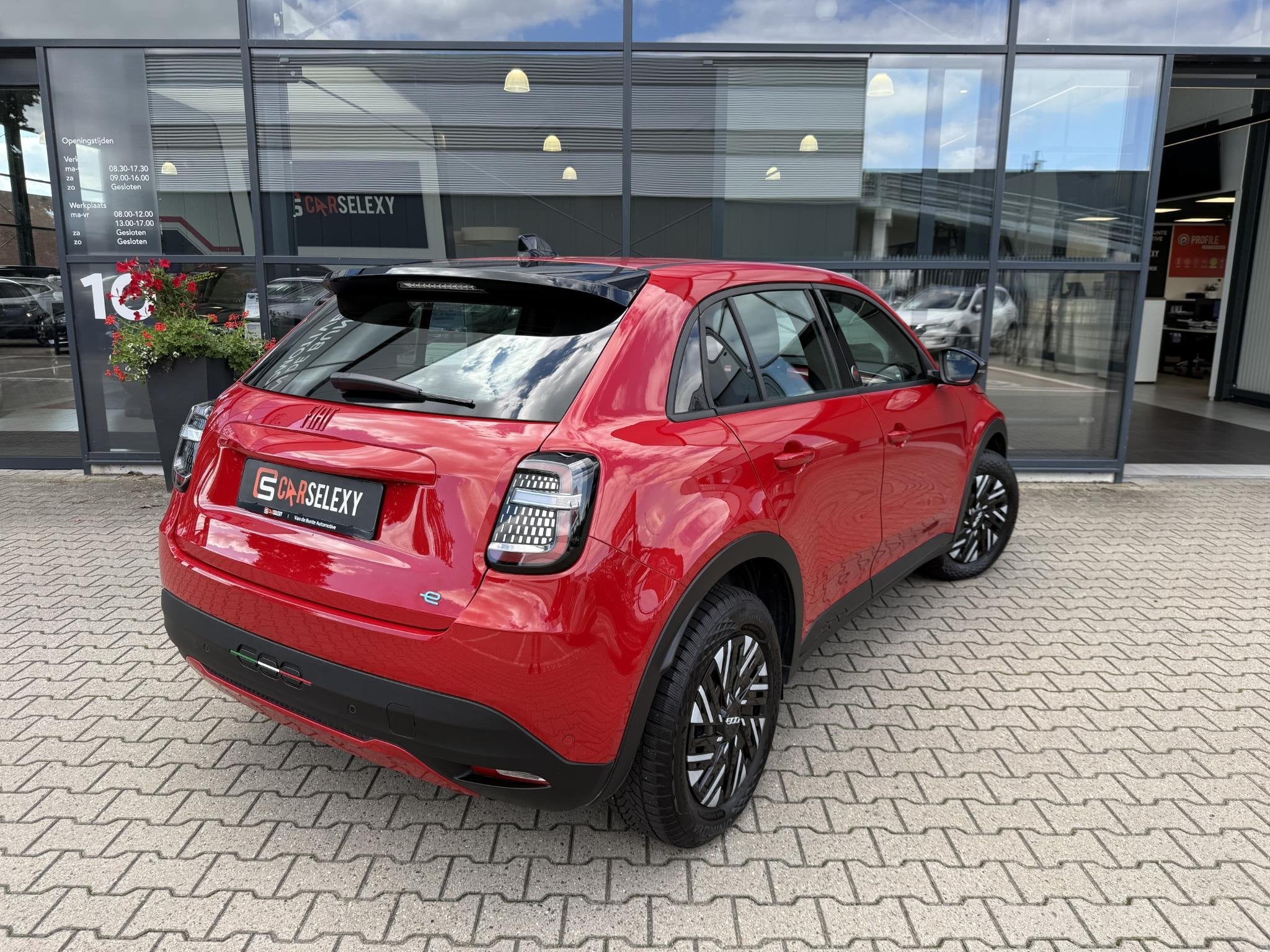 Fiat 600e RED 54 kWh *Cruise Control & LED*, Auto's, 12 maanden, Stof, Gebruikt, 156 pk