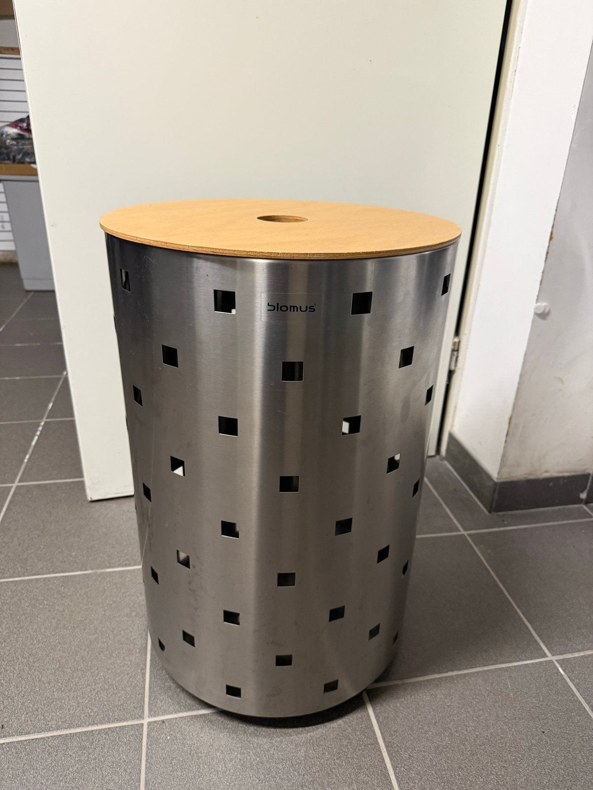 Luxe RVS wasmand (Blomus)houten deksel /wieltjes, Ophalen, Gebruikt, Zilver, Metaal