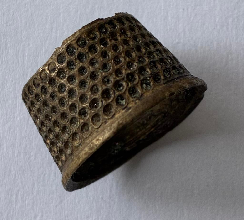 Antieke  halve vingerhoed, Verzamelen, Vingerhoedjes, Ophalen of Verzenden, Zo goed als nieuw, Zilver