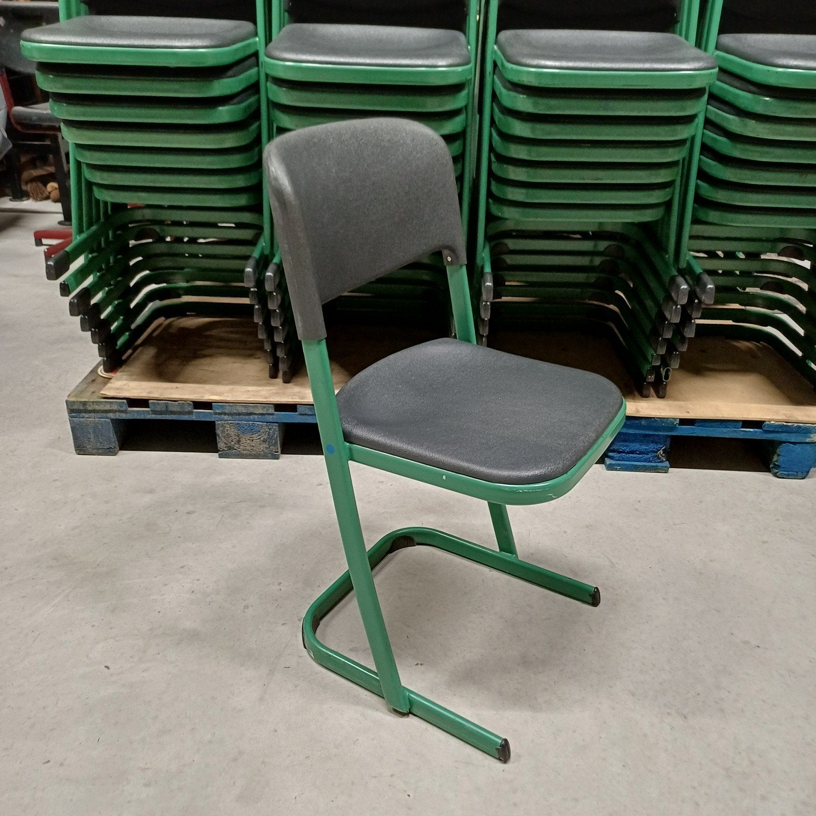 Partij stoelen en tafels schoolstoelen en tafels export, Ophalen, Gebruikt, Bruin, Vijf, Zes of meer stoelen