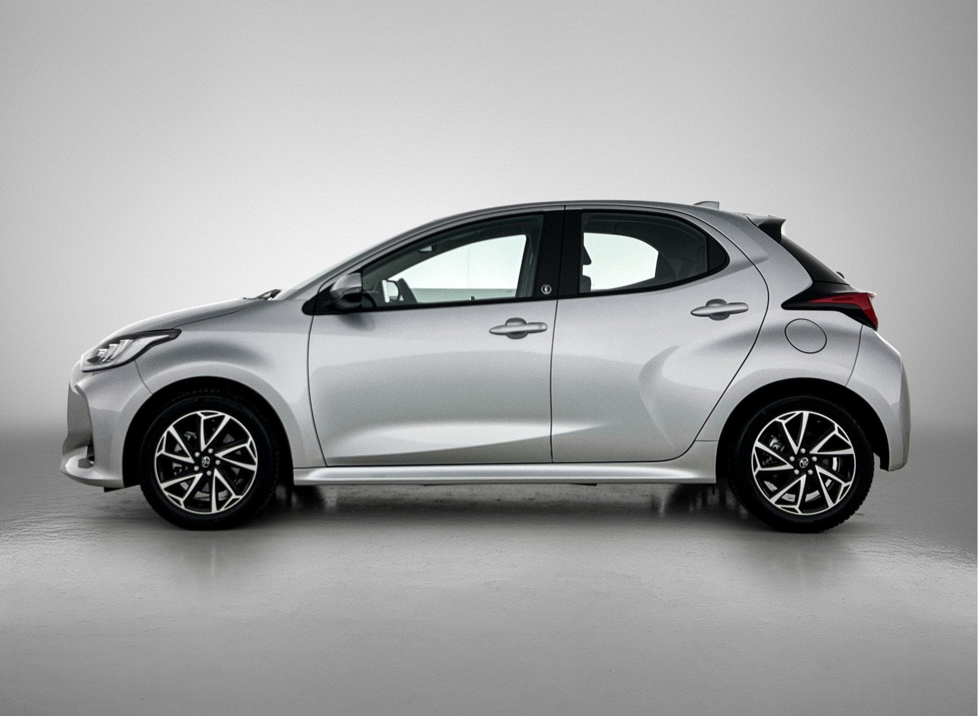Toyota Yaris 1.5 Hybrid Dynamic + | dealeronderhouden | Stoe, 12 maanden, Gebruikt, 1490 cc, Bedrijf