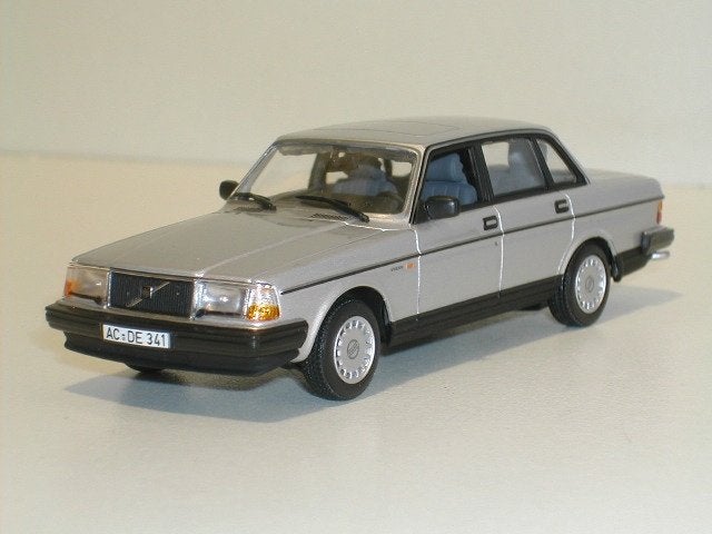Volvo 240 gl zilvergrijs met. Maxichamps 1:43 1986 mal., Hobby en Vrije tijd, Ophalen of Verzenden, Nieuw, Auto, Overige merken