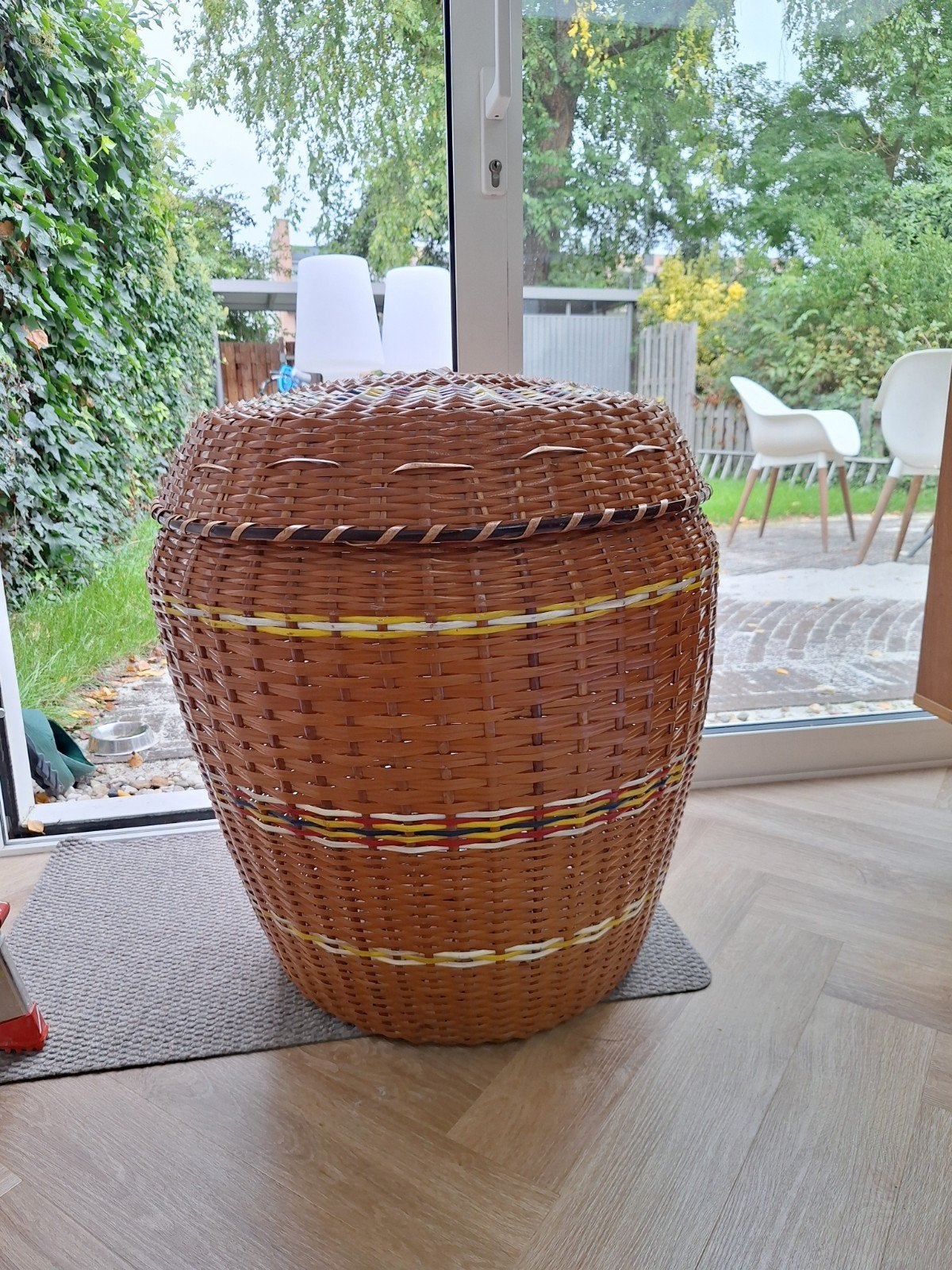 Grote rieten mand met deksel en kleurrijke accenten, Ophalen, Gebruikt, Mand, Rond