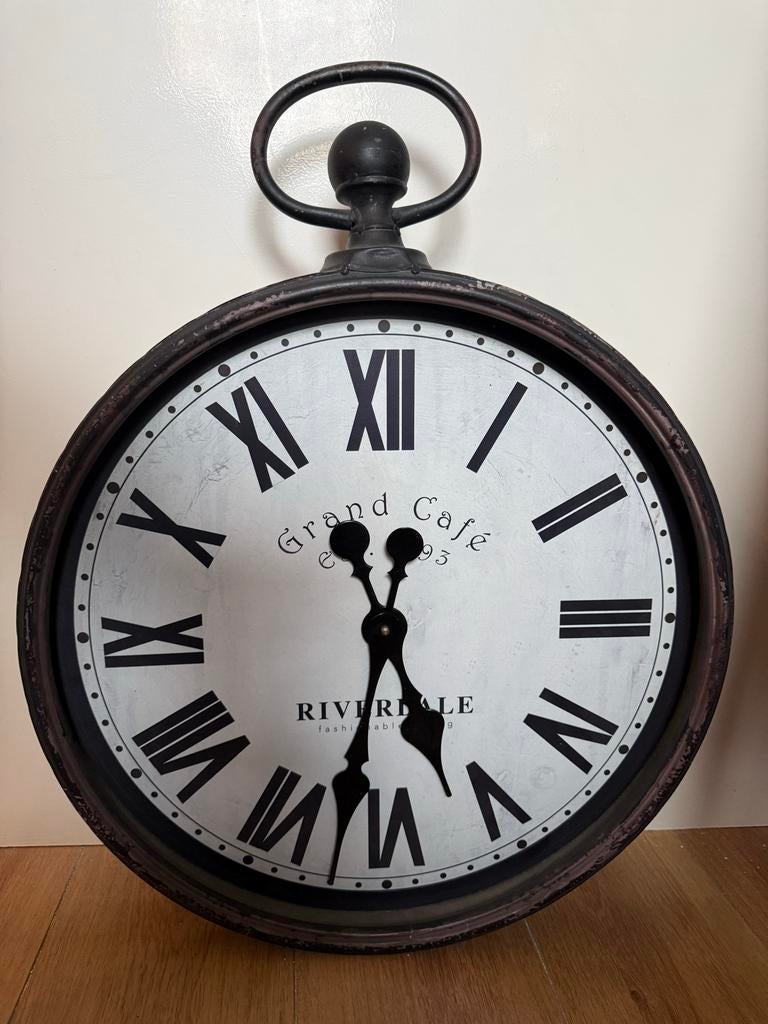 Riverdale Wandklok 'Grand Cafe' - Vintage Stijl, Ophalen of Verzenden, Zo goed als nieuw, Analoog, Wandklok