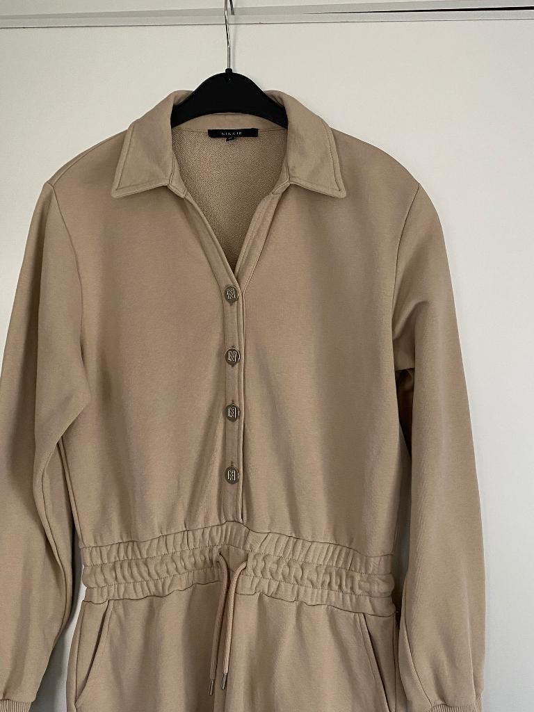 J576 Nikkie maat 38=M kort jumpsuit winter playsuit beige, Maat 38/40 (M), Beige, Ophalen of Verzenden, Zo goed als nieuw