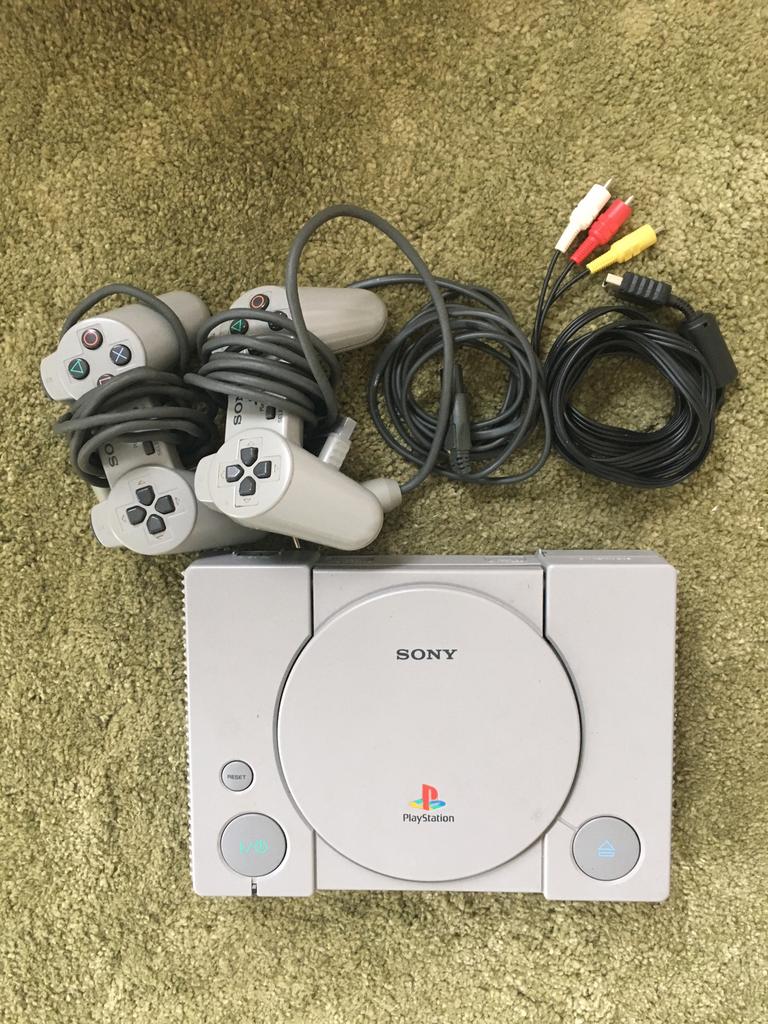 playstation 1 met 2 controllers goede staat, Ophalen of Verzenden, Zo goed als nieuw, Met 2 controllers