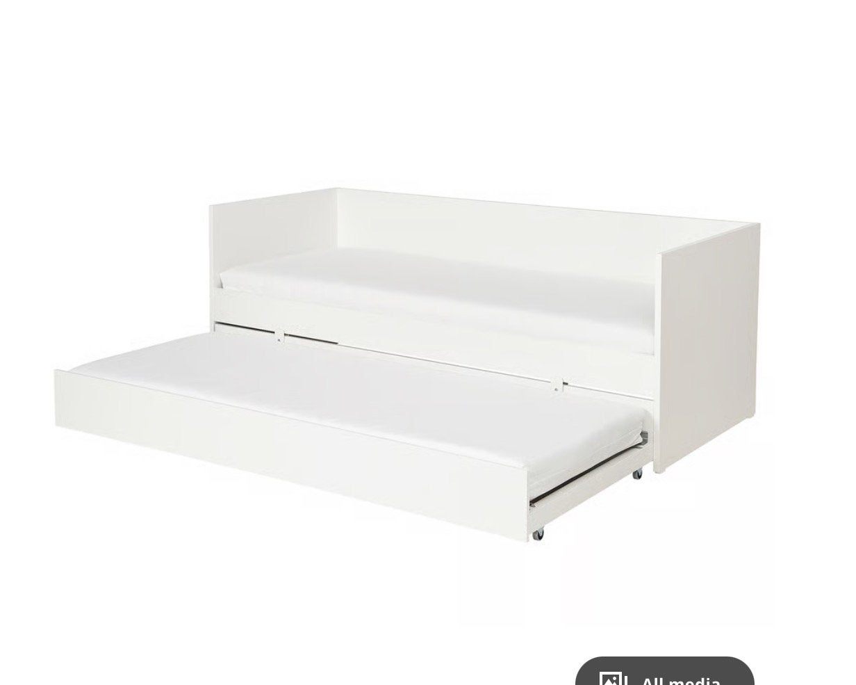 Ikea VIHALS uitschuifbaar logeerbed met matrassen, Huis en Inrichting, Ophalen, Gebruikt, Wit, Tweepersoons