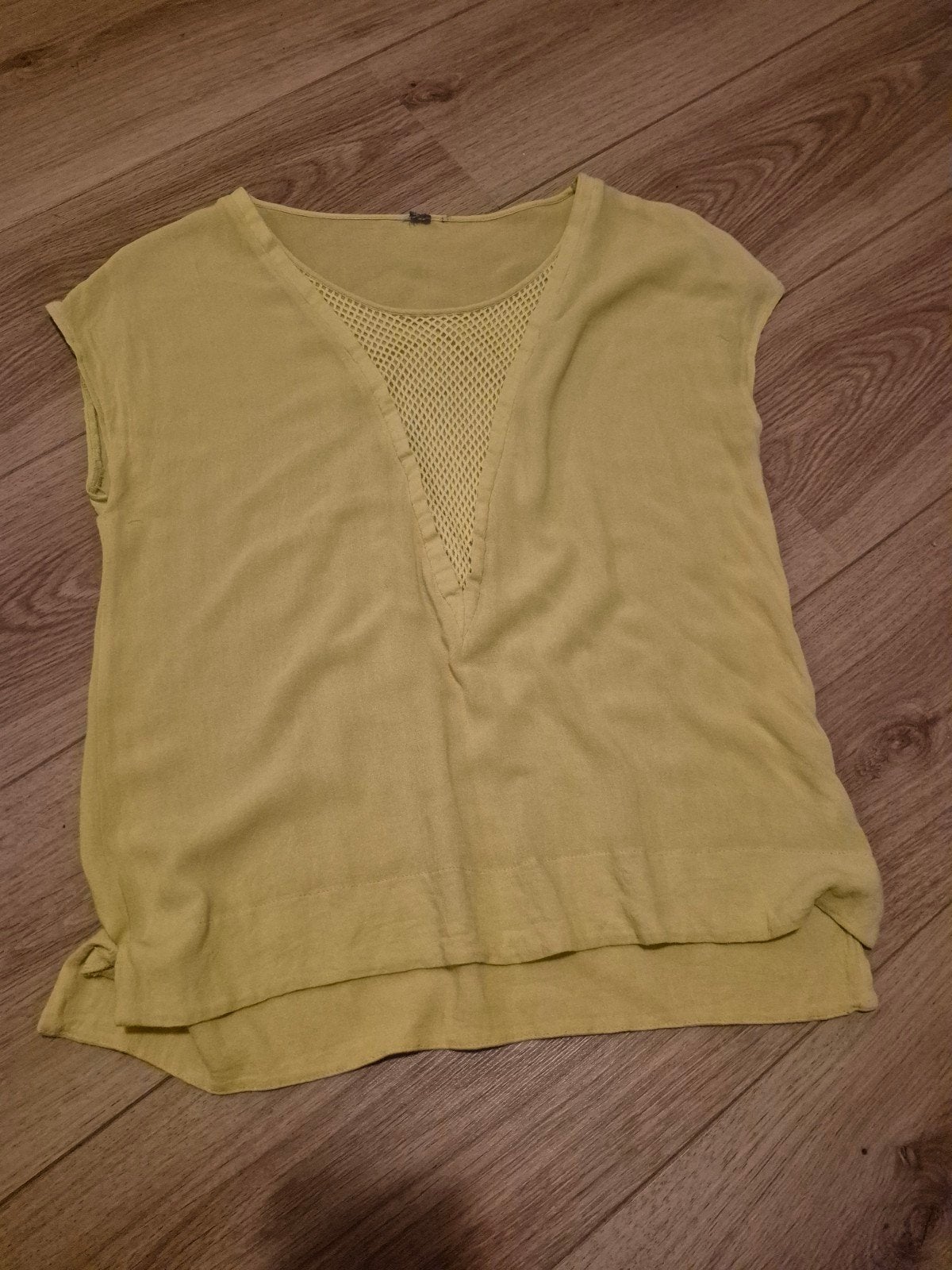 Felgele mouwloze top maat M van luchtige stof, Kleding | Dames, Tops, Maat 38/40 (M), Geel, Ophalen of Verzenden, Zonder mouw