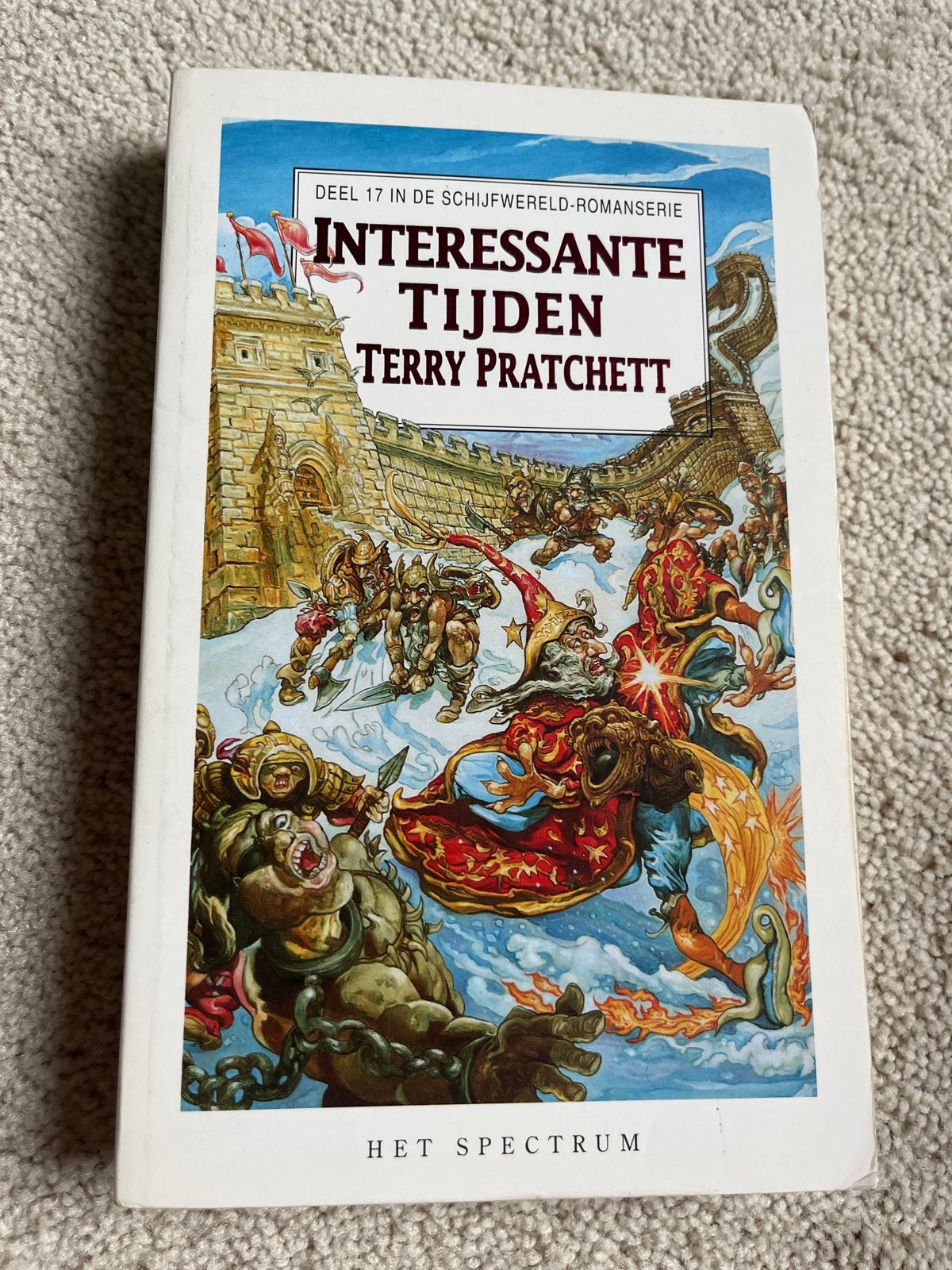 Interessante Tijden - Terry Pratchett (Schijfwereld), Boeken, Ophalen of Verzenden, Gelezen