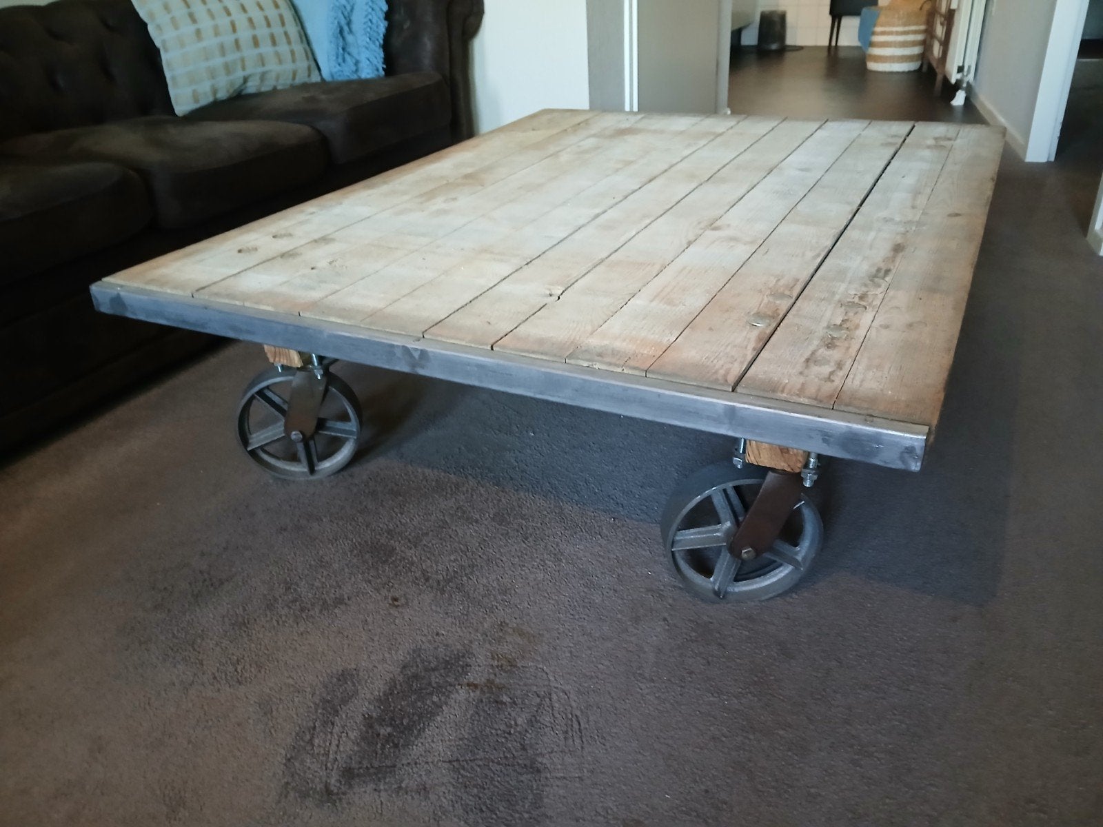 Industriële robuuste salontafel steenschot gietijzeren wiele, Zo goed als nieuw, Industrieel, Ophalen, Overige houtsoorten