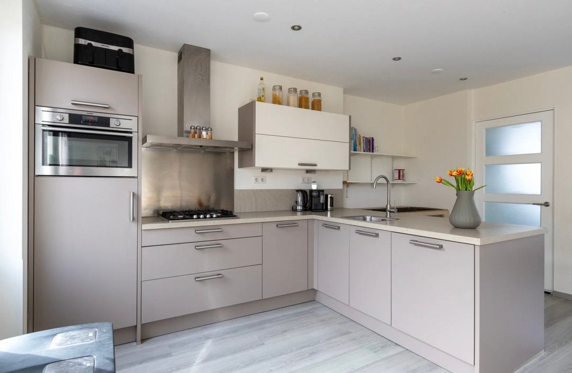 Moderne beige/zandkleurige keuken met apparatuur, Ophalen, Bruin, Hoekkeuken, Zo goed als nieuw