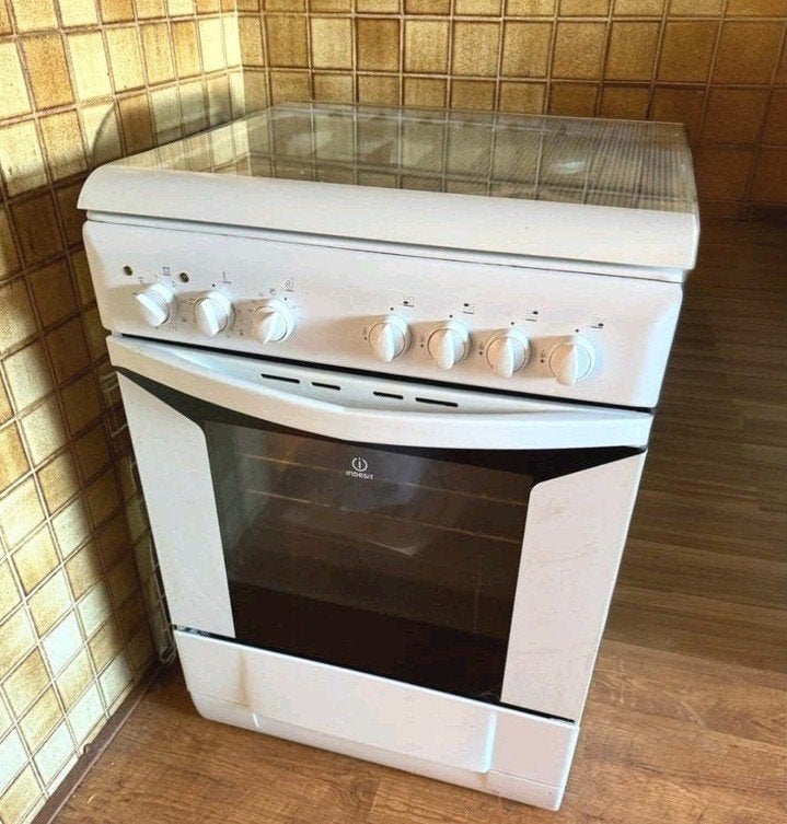 Indesit Vrijstaand Gasfornuis met wokbrander., Ophalen, Gebruikt, 4 kookzones, Gas