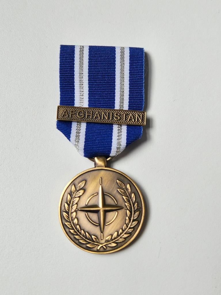 NATO navo medaille onderscheiding Afghanistan kabul isaf, Ophalen of Verzenden, Landmacht, Nederland, Lintje, Medaille of Wings