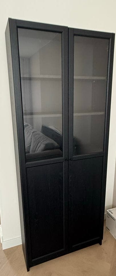 Zwarte vitrinekast met glazen deuren, Huis en Inrichting, Kasten | Boekenkasten, Ophalen, 50 tot 100 cm, Zo goed als nieuw, 150 tot 200 cm