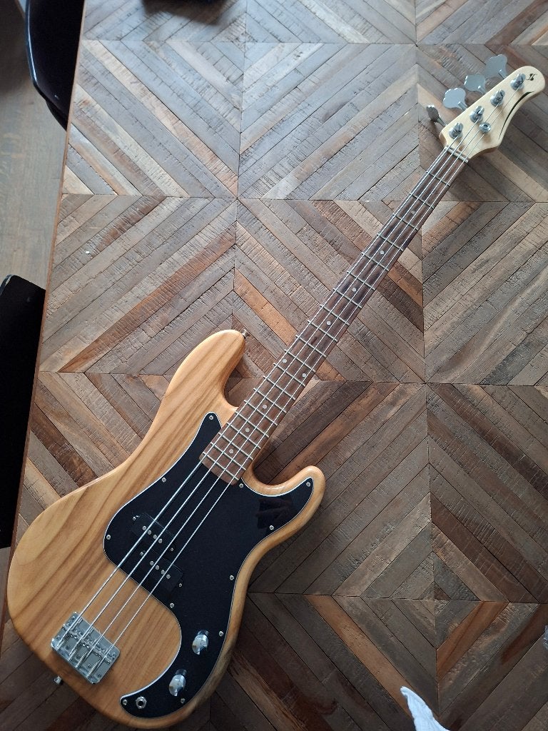 Stagg bass SBP-30 natural, Muziek en Instrumenten, Snaarinstrumenten | Gitaren | Bas, Ophalen, Zo goed als nieuw