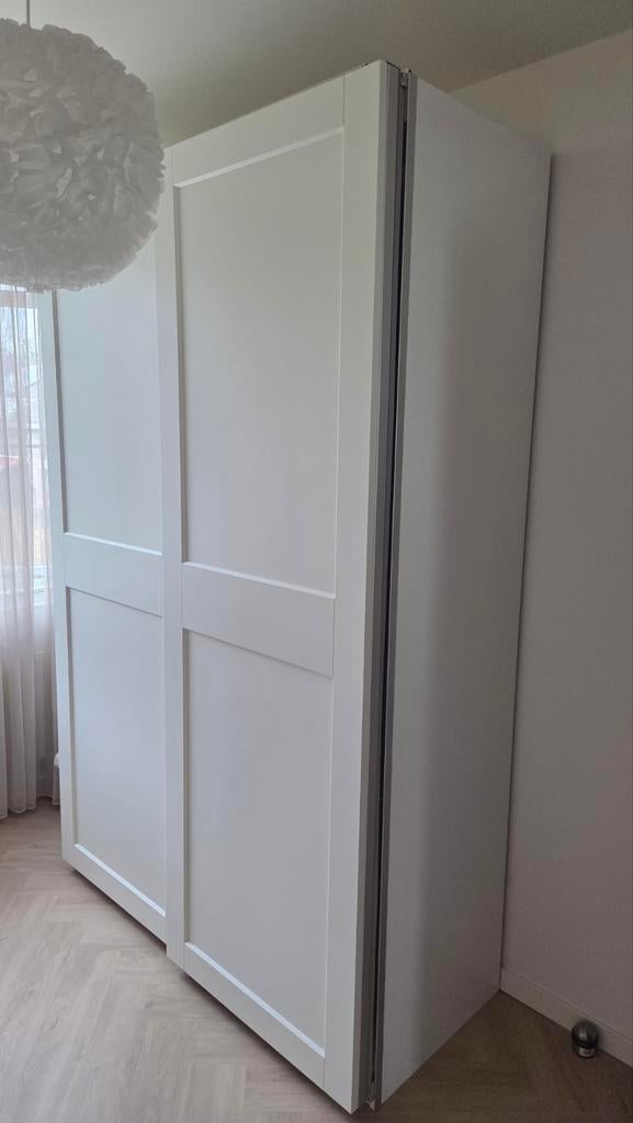 Witte kledingkast met schuifdeuren, Met deur(en), Gebruikt, 100 tot 150 cm, 200 cm of meer