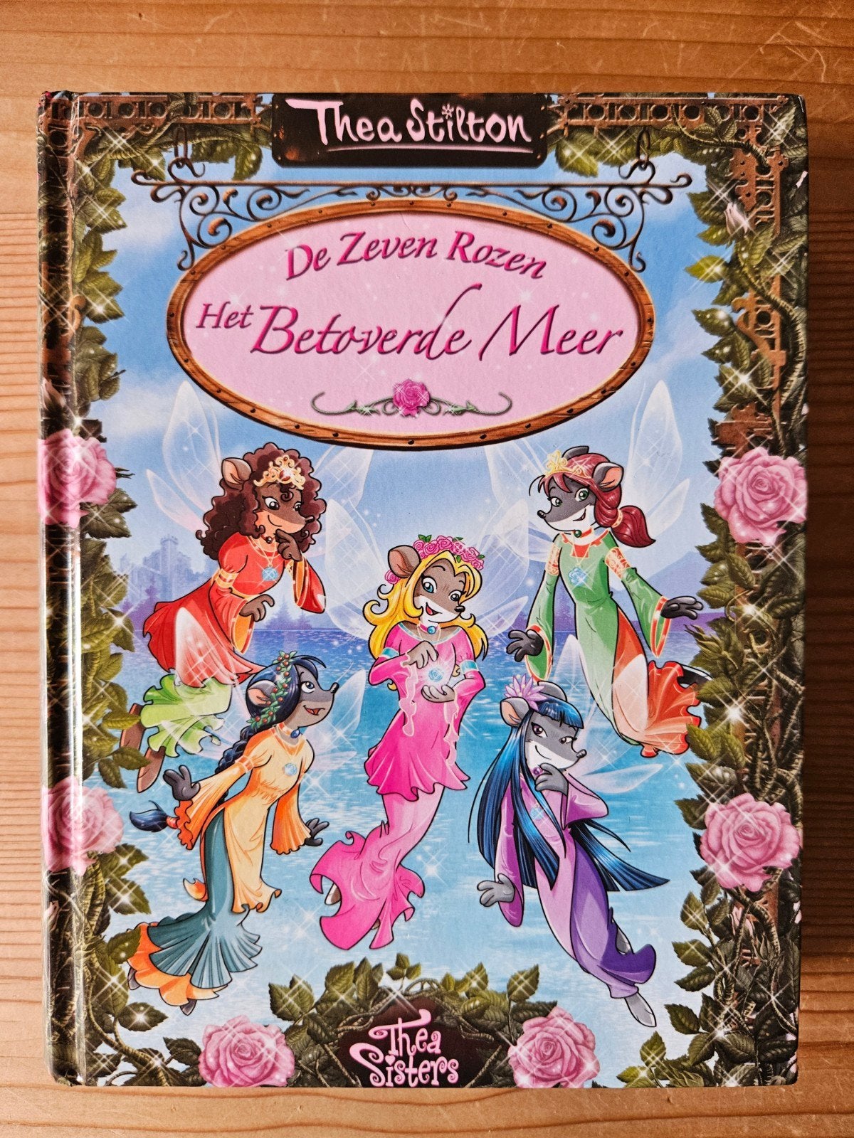 Thea Stilton: De Zeven Rozen - Het Betoverde Meer, Ophalen of Verzenden, Zo goed als nieuw, Thea Stilton