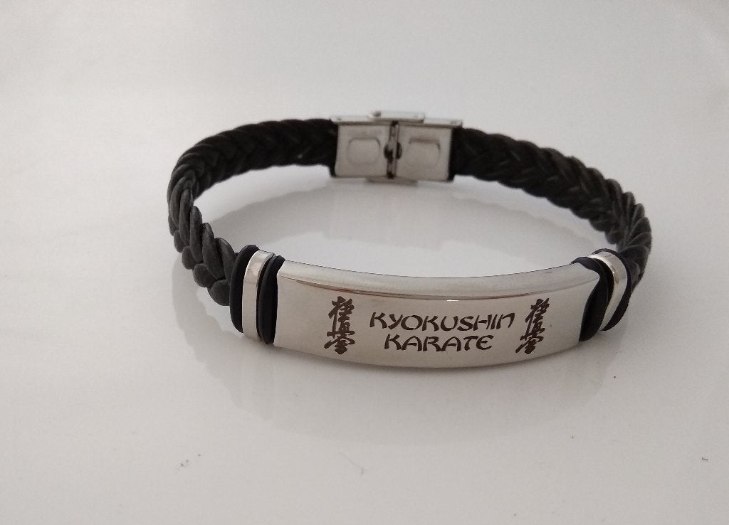 kyokushin karate armband met gravering en (unieke) mini gi, Maat XS of kleiner, Ophalen of Verzenden, Nieuw, Karate