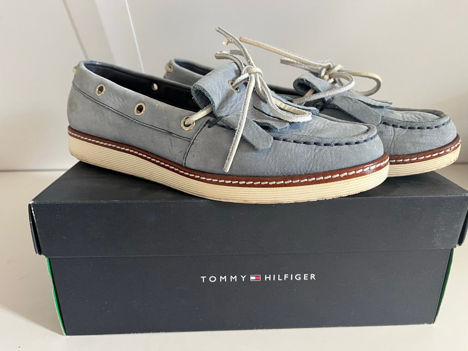 Tommy Hilfiger Instappers - Maat 37 - Zo goed als nieuw, Kleding | Dames, Schoenen, Ophalen of Verzenden, Zo goed als nieuw, Blauw