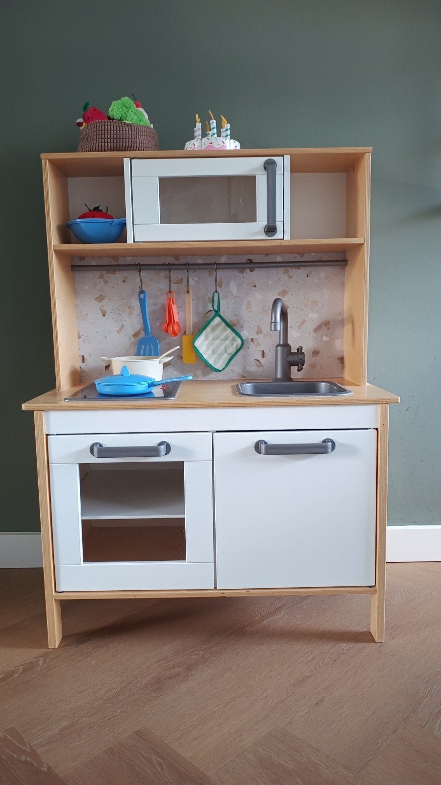 IKEA DUKTIG Speelkeuken met magnetron en accessoires, Kinderen en Baby's, Speelgoed | Speelkeukens, Ophalen, Gebruikt, Hout, Speelkeuken-accessoire