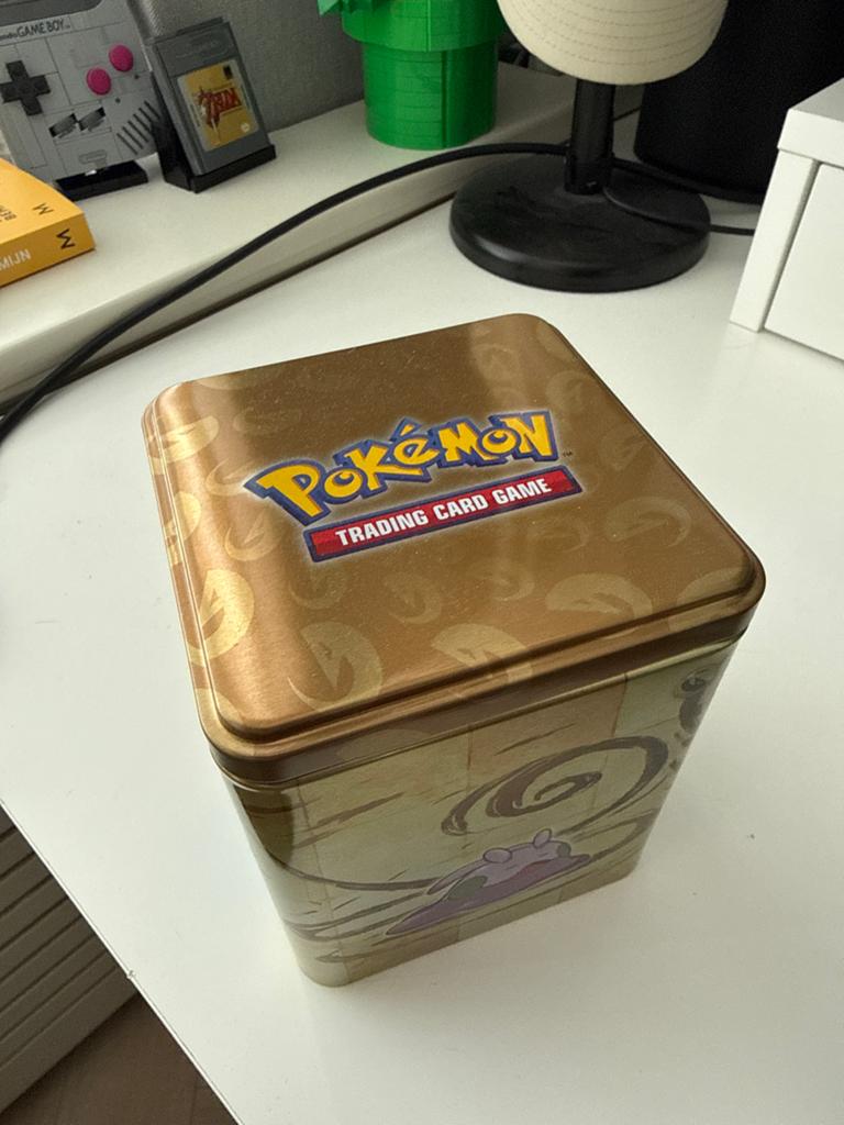 Lege Pokémon TCG Tin Box met Goomy, Dreepy, Applin, Sliggoo, Hobby en Vrije tijd, Verzamelkaartspellen | Pokémon, Ophalen of Verzenden