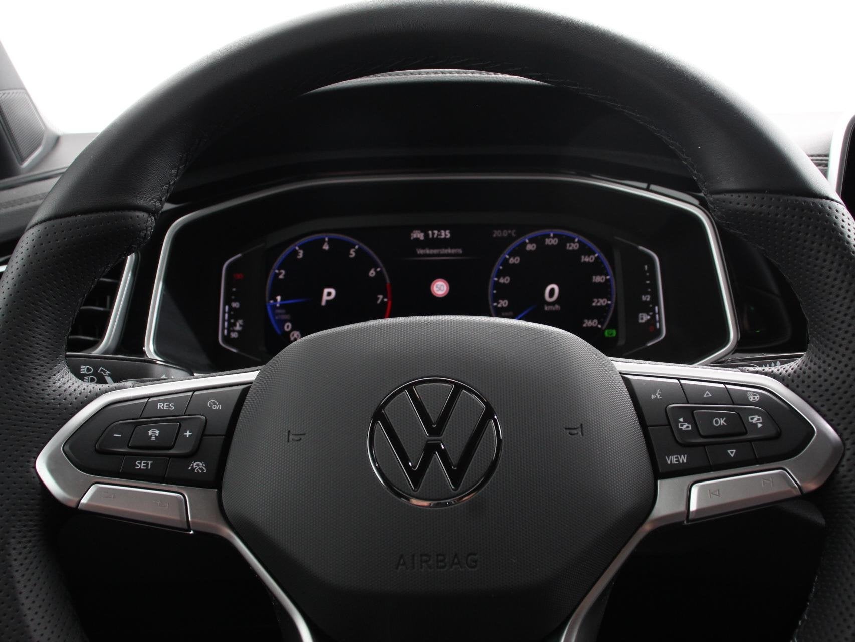 Volkswagen T-Roc 1.5 eTsi R-Line Edition Automaat Camera Nav, Auto's, Stof, Zwart, 150 pk, Zwart
