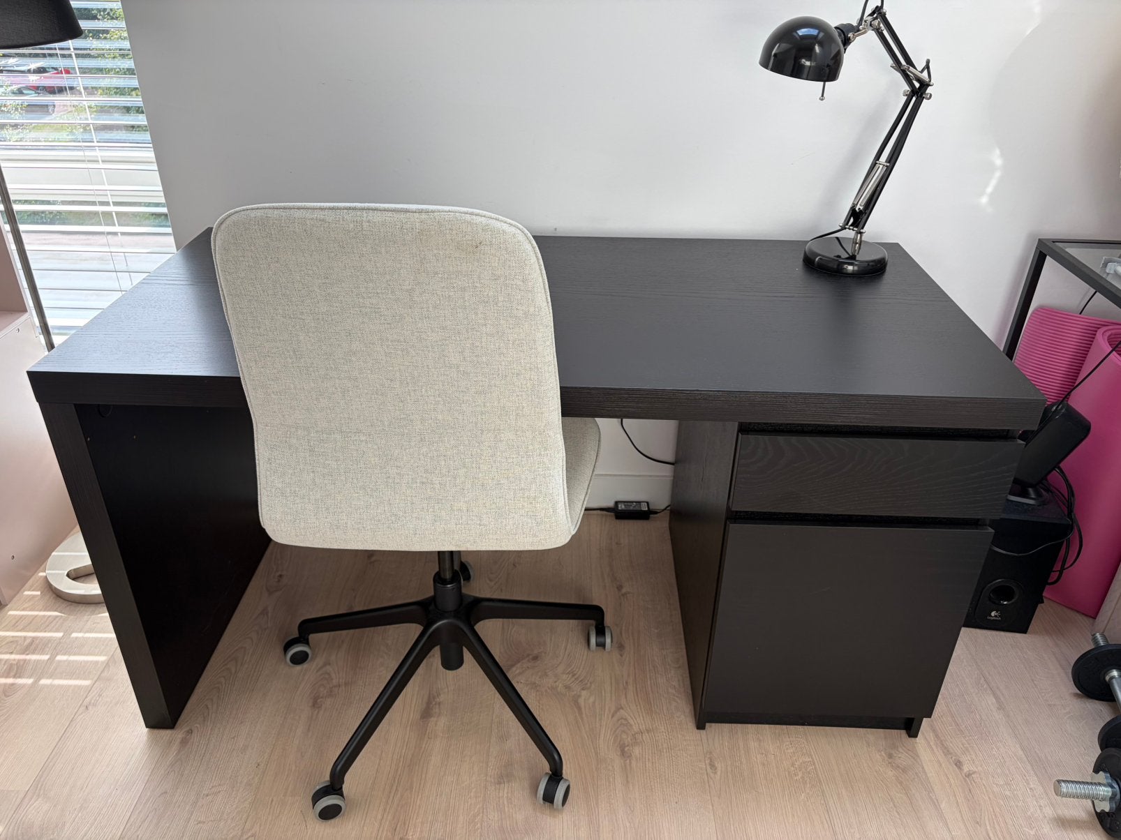 Mooi ikea Malm bureau + bureaustoel, Huis en Inrichting, Ophalen, Zo goed als nieuw