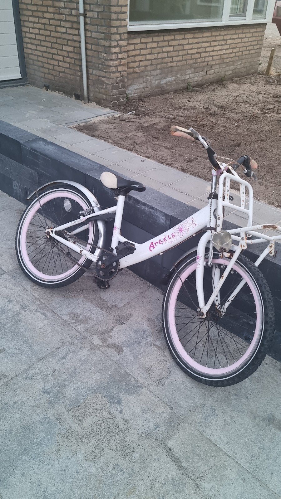 Witte meisjesfiets met roze accenten en voordrager, Fietsen en Brommers, Fietsen | Meisjes, Terugtraprem, Gebruikt, Handrem, 20 inch