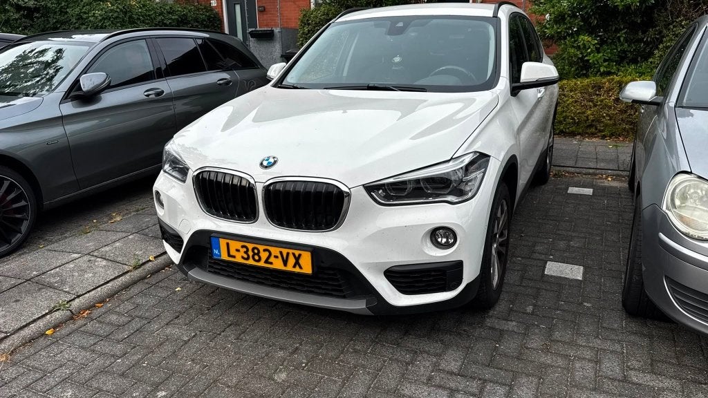 BMW X1 Sdrive18i 140pk Aut 2019 Wit, Auto's, Dealer onderhouden, Stof, Wit, 75 €/maand