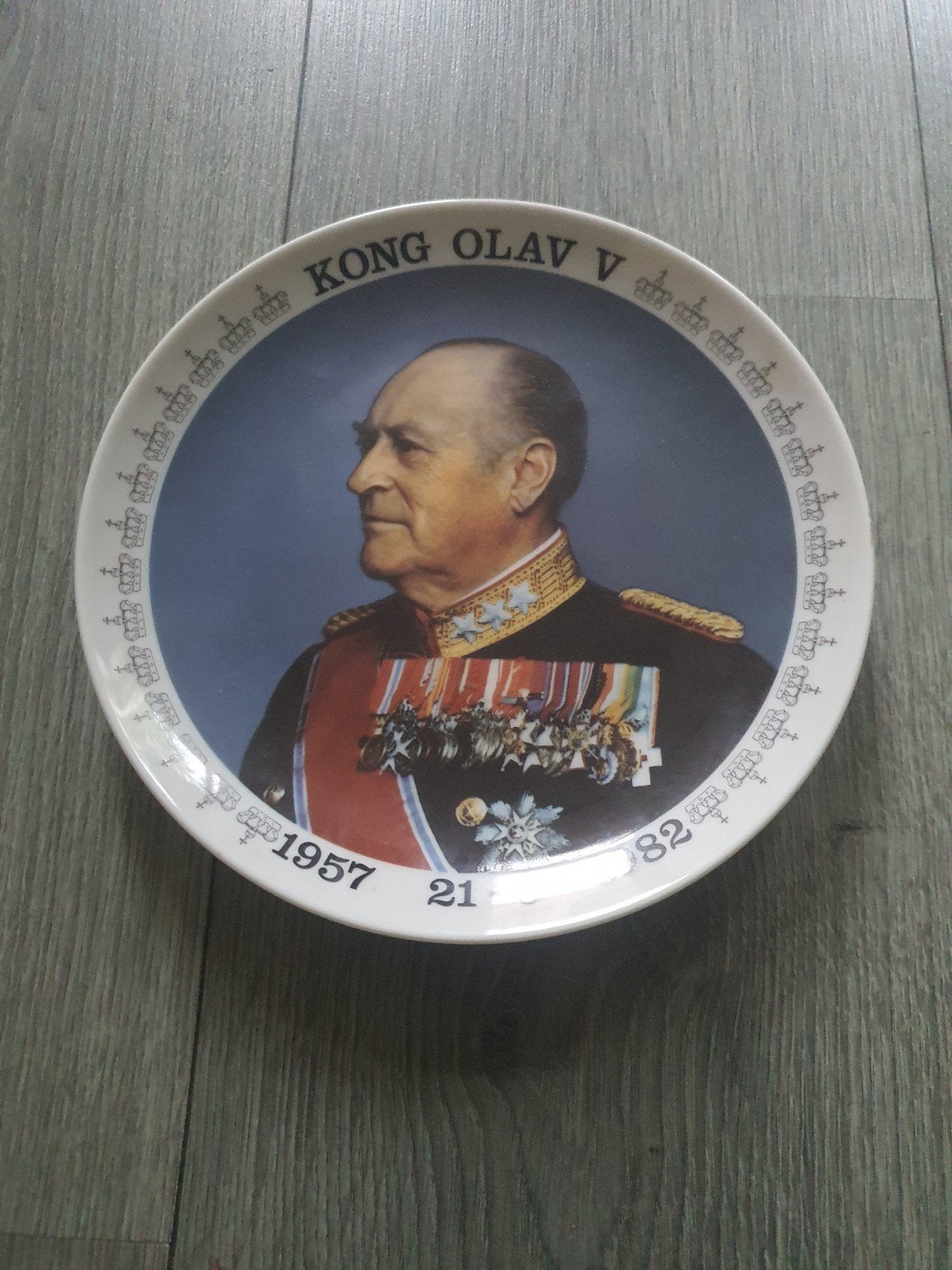 Herdenkingsbord Koning Olav V van Noorwegen (1957-1982), Antiek en Kunst, Ophalen of Verzenden