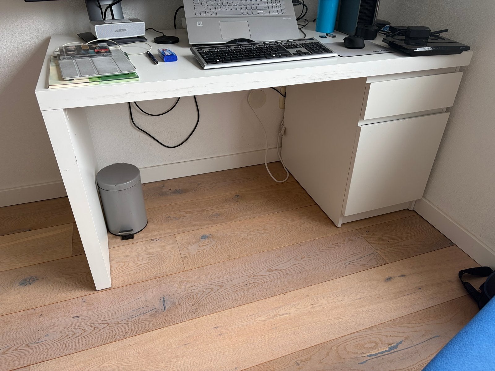 Wit bureau  - 140x65 cm gratis, Ophalen, Gebruikt, Met lades, Spaanplaat of MDF