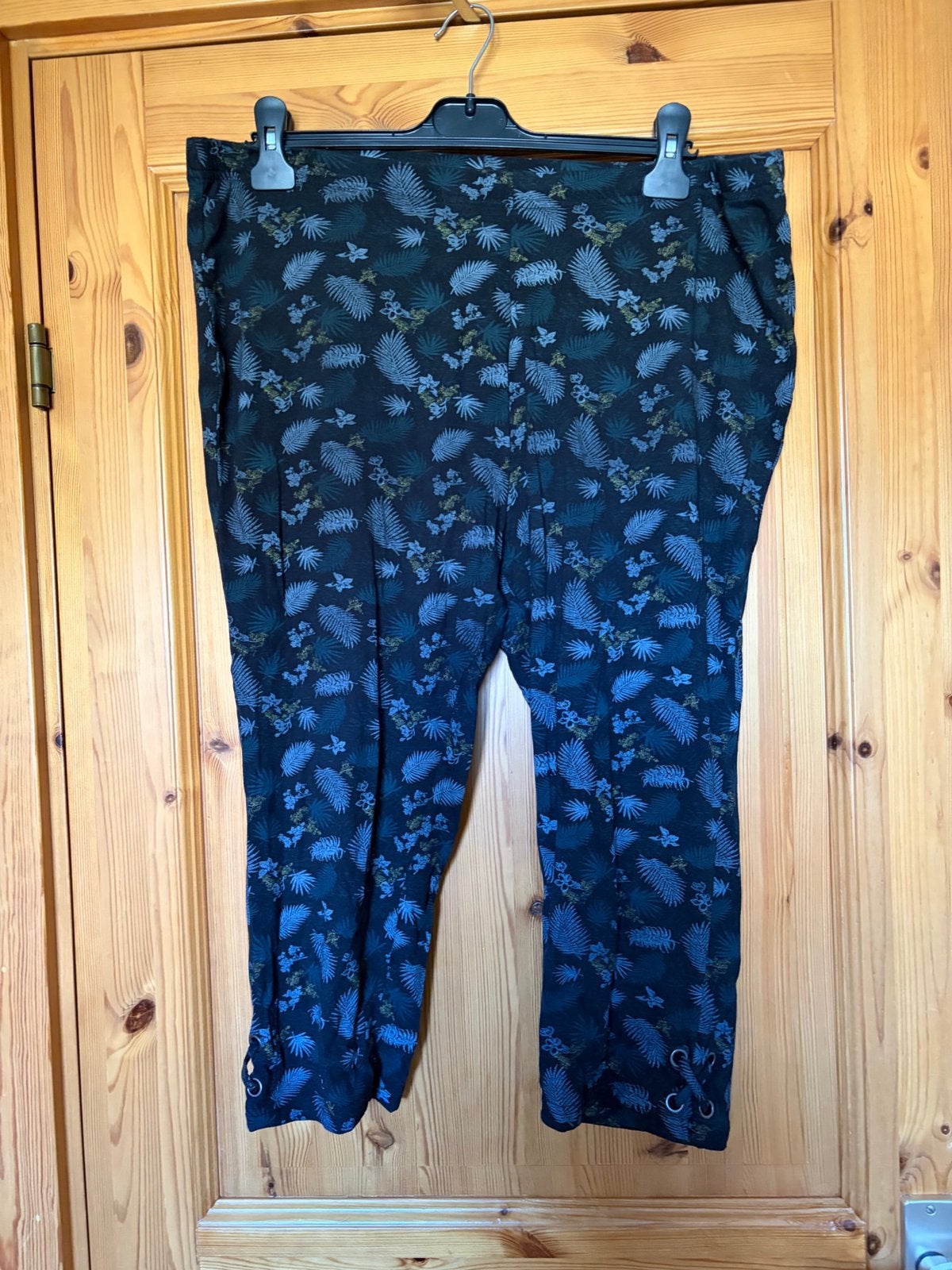 Legging capri maxi blue 50/52 zwart met veertjes tail 46/56, Ophalen of Verzenden, Zo goed als nieuw, Zwart, Broek of Spijkerbroek