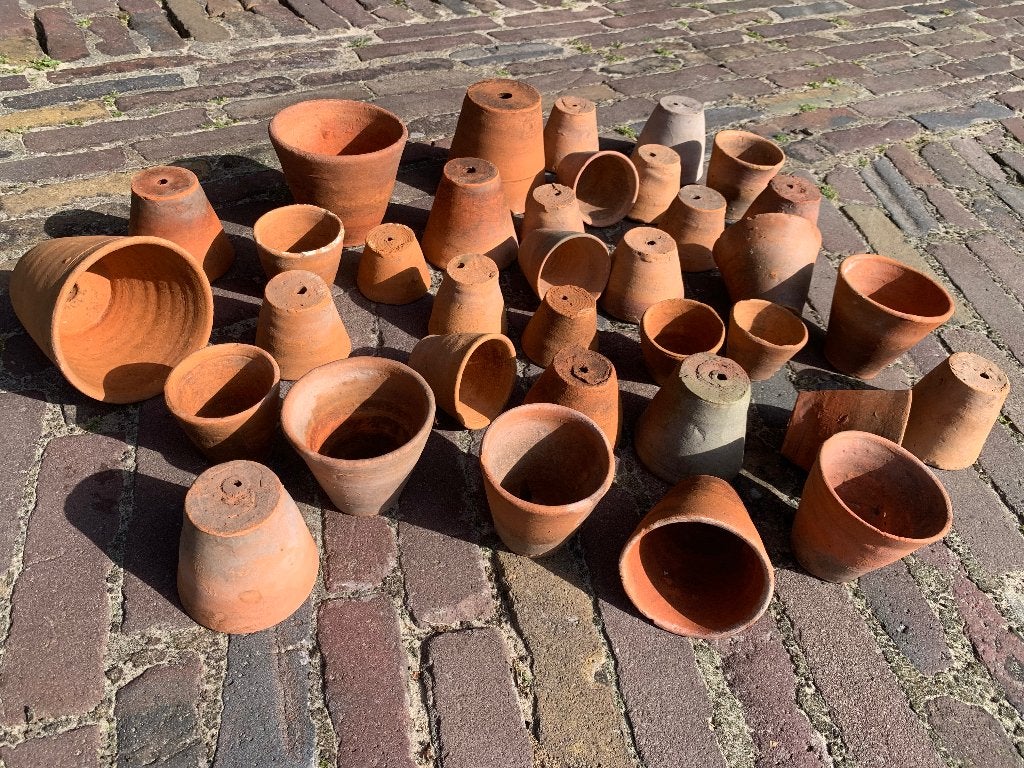 Foto 18 van Antieke handgemaakte aardewerken kweekpotjes
