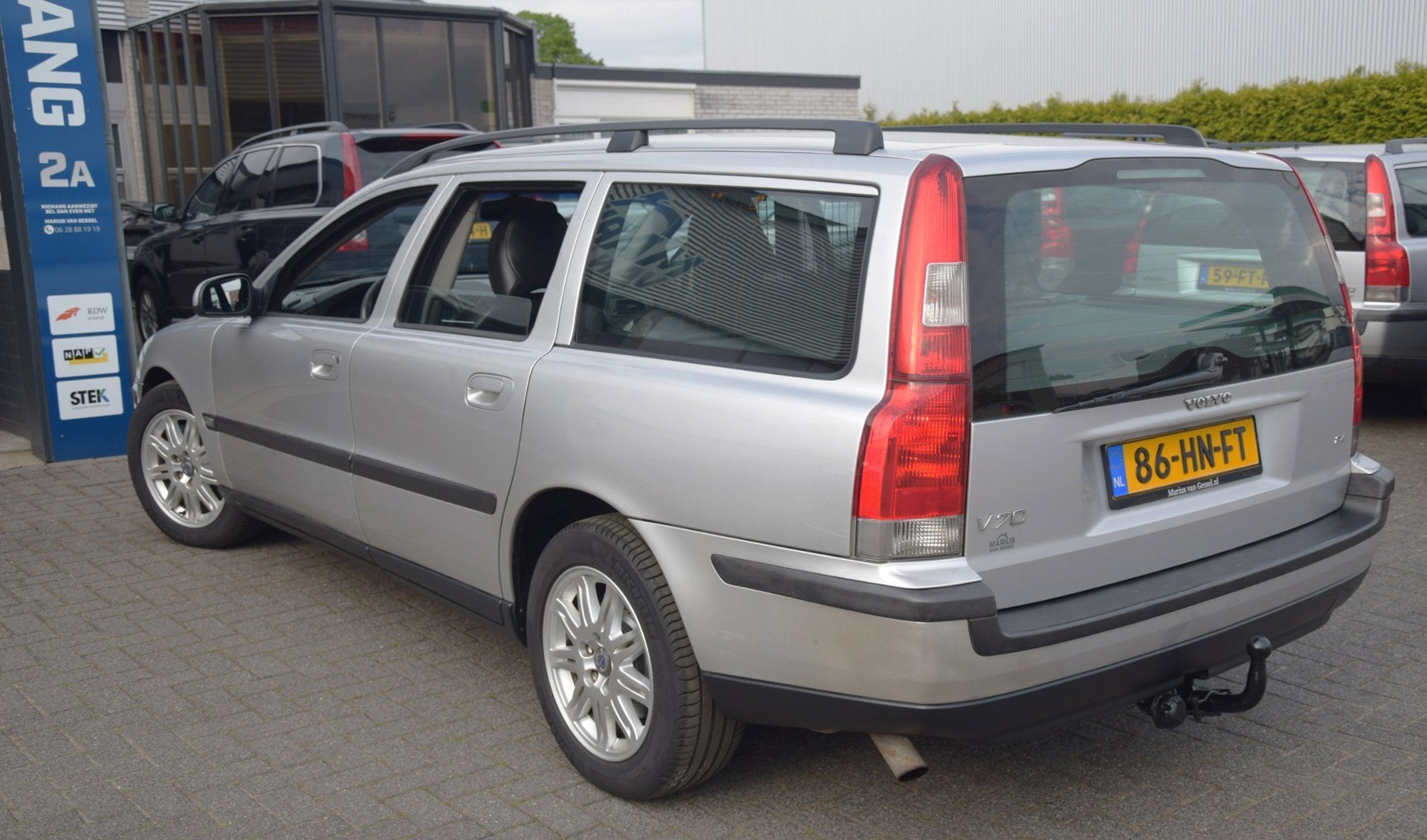 Volvo V70 2.4 Comfort-Line Automaat 140 pk, Auto's, Volvo, Zwart, Leder en Stof, 129 €/maand, Zilver of Grijs