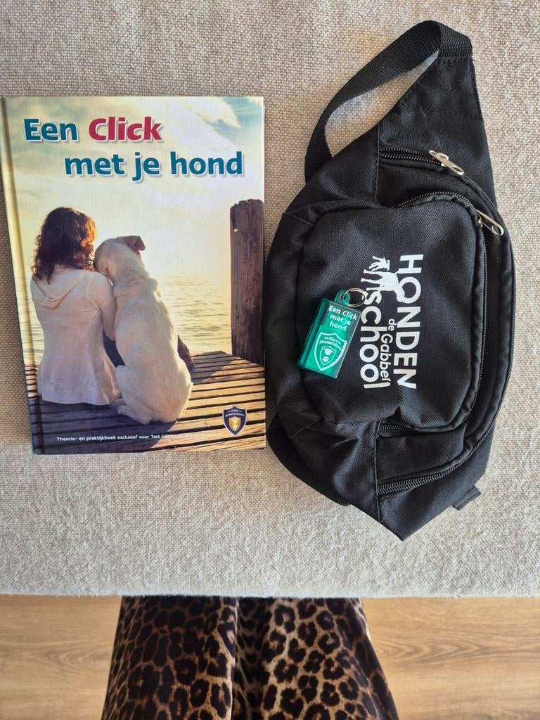 Hondenboek "Een click met je hond" + heuptasje en clicker, Ophalen of Verzenden, Zo goed als nieuw, Honden, Monique Bladder