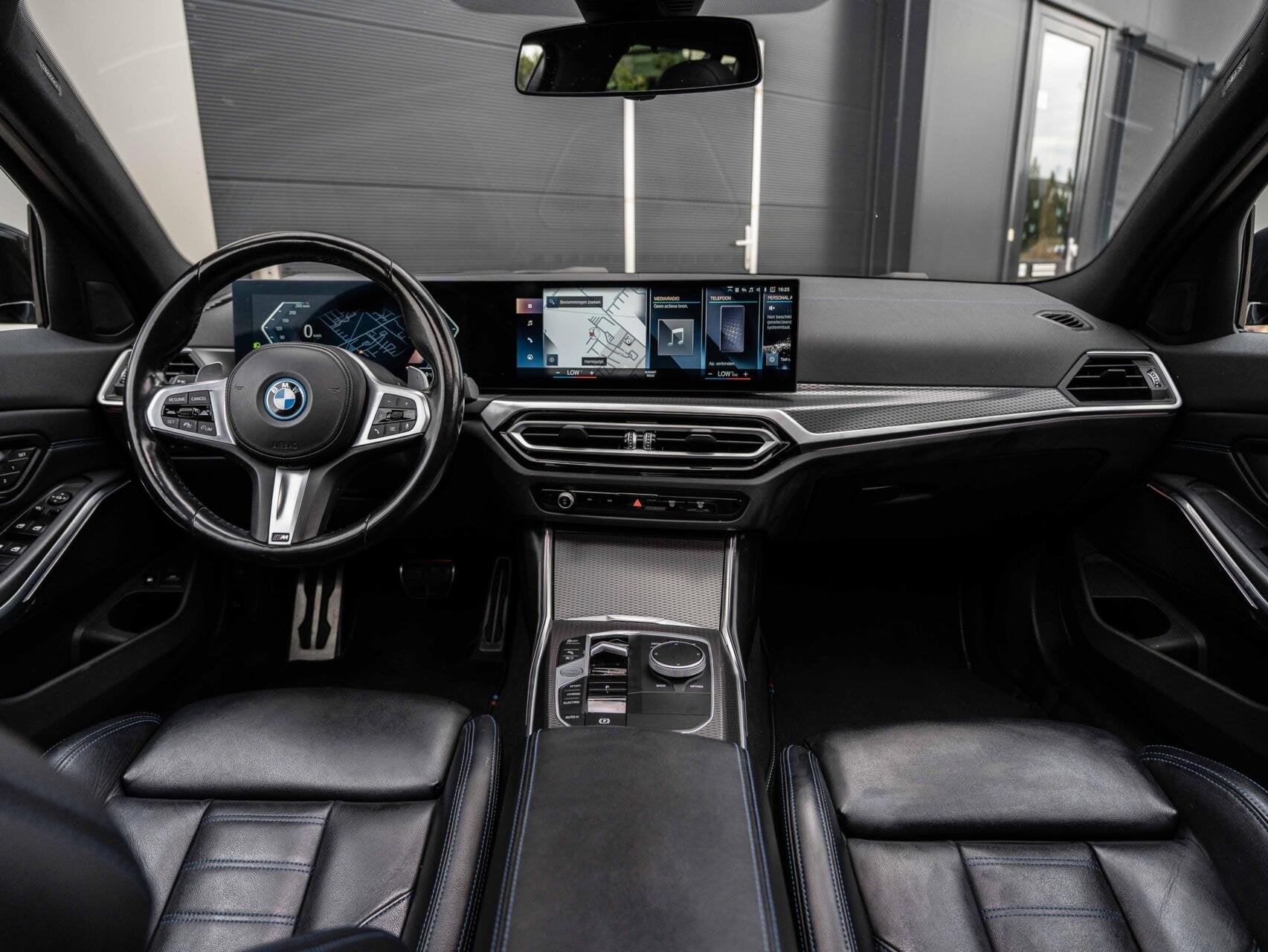 BMW 3-serie Touring 330e xDrive M Sport Head up|Pano|98% SOH, 4 cilinders, Zwart, Vierwielaandrijving, Hybride Elektrisch/Benzine