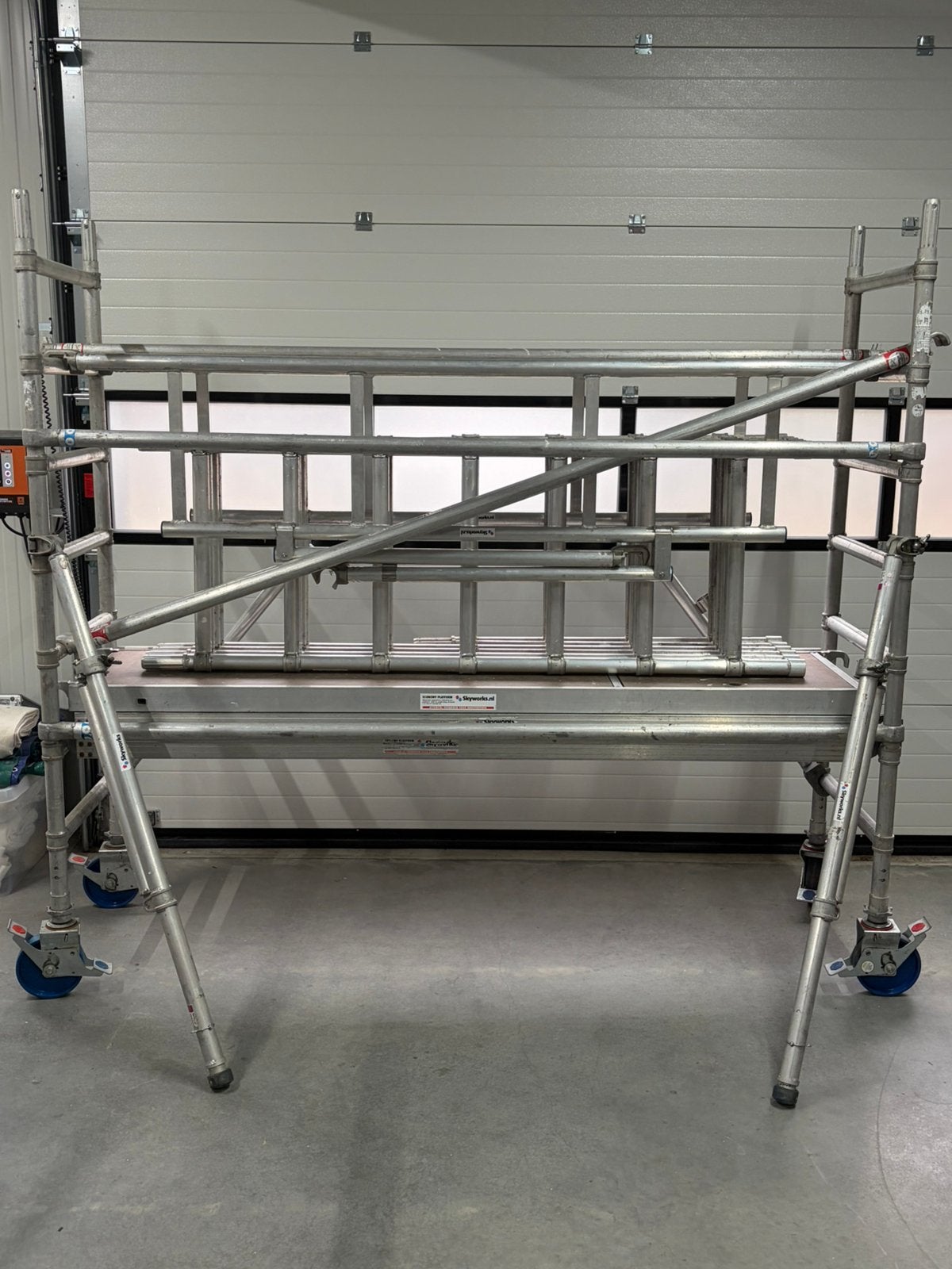 Aluminium Skyworks rolsteiger werkhoogte 8,2 meter!, Doe-het-zelf en Verbouw, Steigers, Ophalen, Zo goed als nieuw, Rolsteiger of Kamersteiger