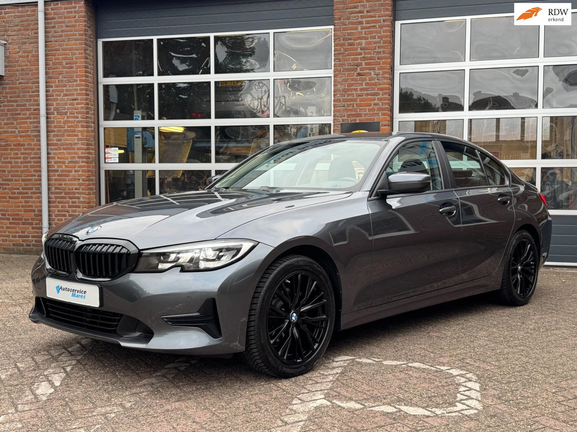 BMW 3-serie 318i Business Edition, navi, camera, sportleder,, Auto's, Automaat, Achterwielaandrijving, Gebruikt, Zwart