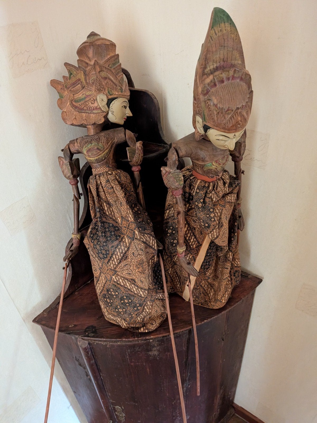 Set van 2 Wayang Golek poppen - Houtsnijwerk uit Indonesië, Antiek en Kunst, Handgemaakt, Hout, Azië, Overige stijlen