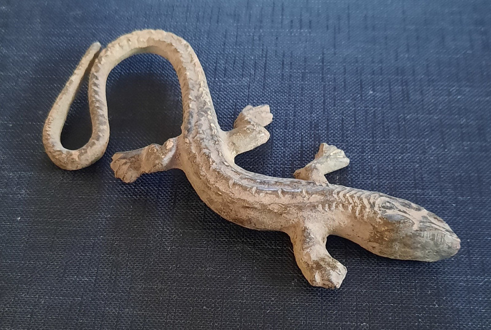 Oude messing salamander/hagedis bodemvondst, Antiek en Kunst, Ophalen of Verzenden