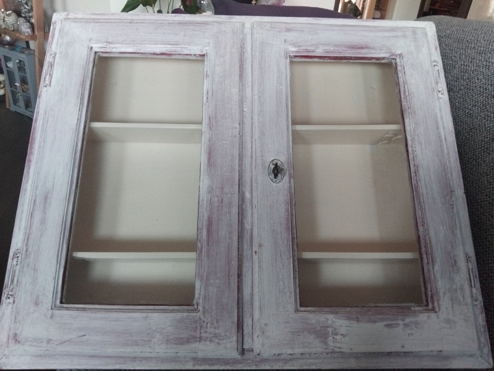 Vintage wandkastje met glazen deuren - Brocante stijl, Ophalen of Verzenden