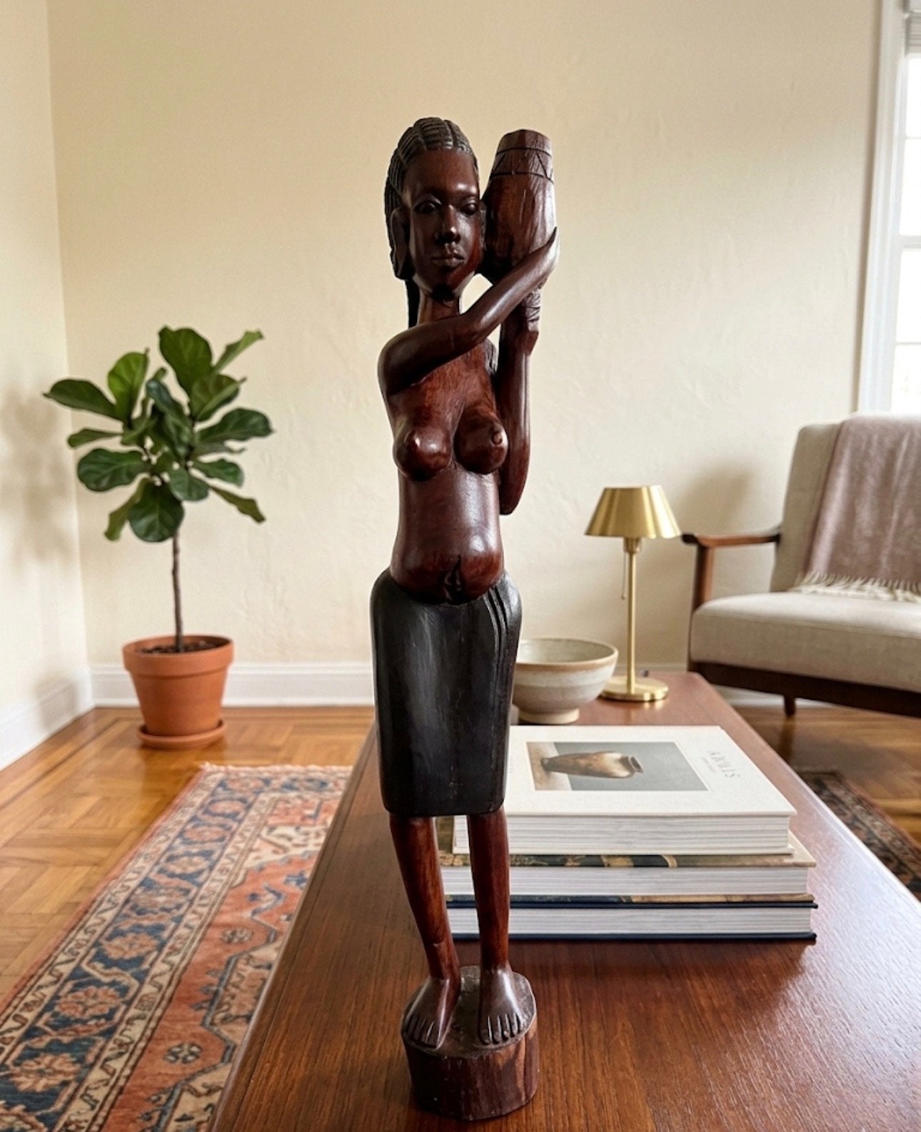 Houten Afrikaans Beeld Vrouw met Kruik - Handgesneden, Antiek en Kunst, Handgemaakt, Beeld, Hout, Bruin