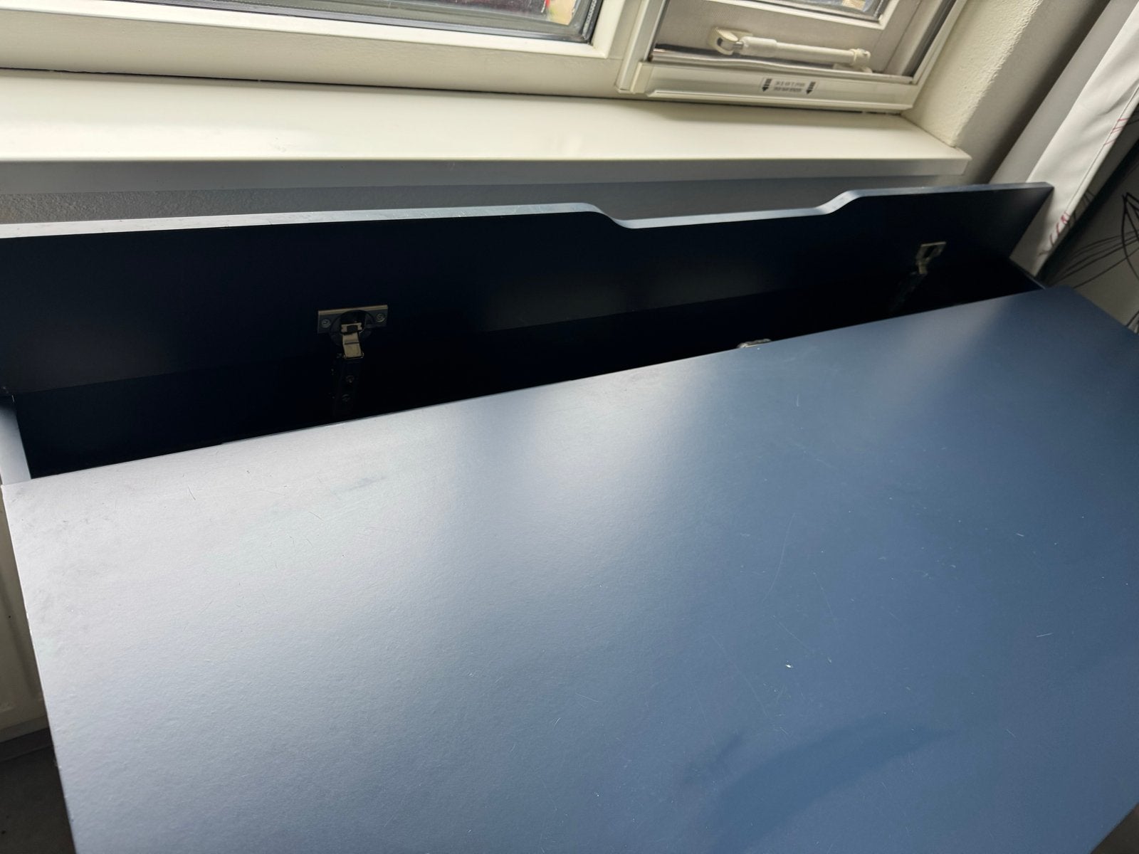 Foto 4 van Donkerblauw Ikea bureau met lades en kabelgoot