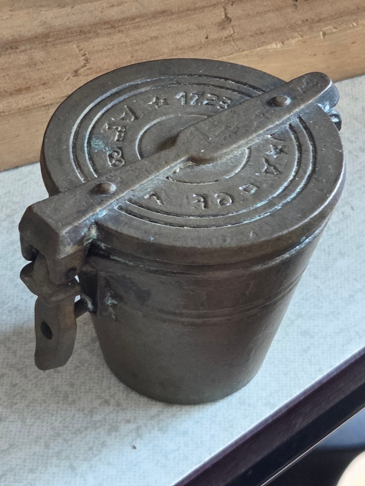 Antieke bronzen stapelgewichten set, gedateerd 1723