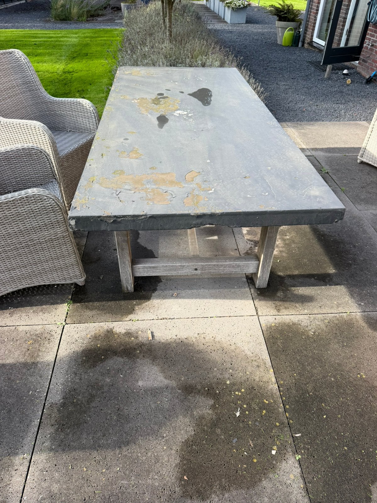 Foto 2 van Tuintafel met blad van beton