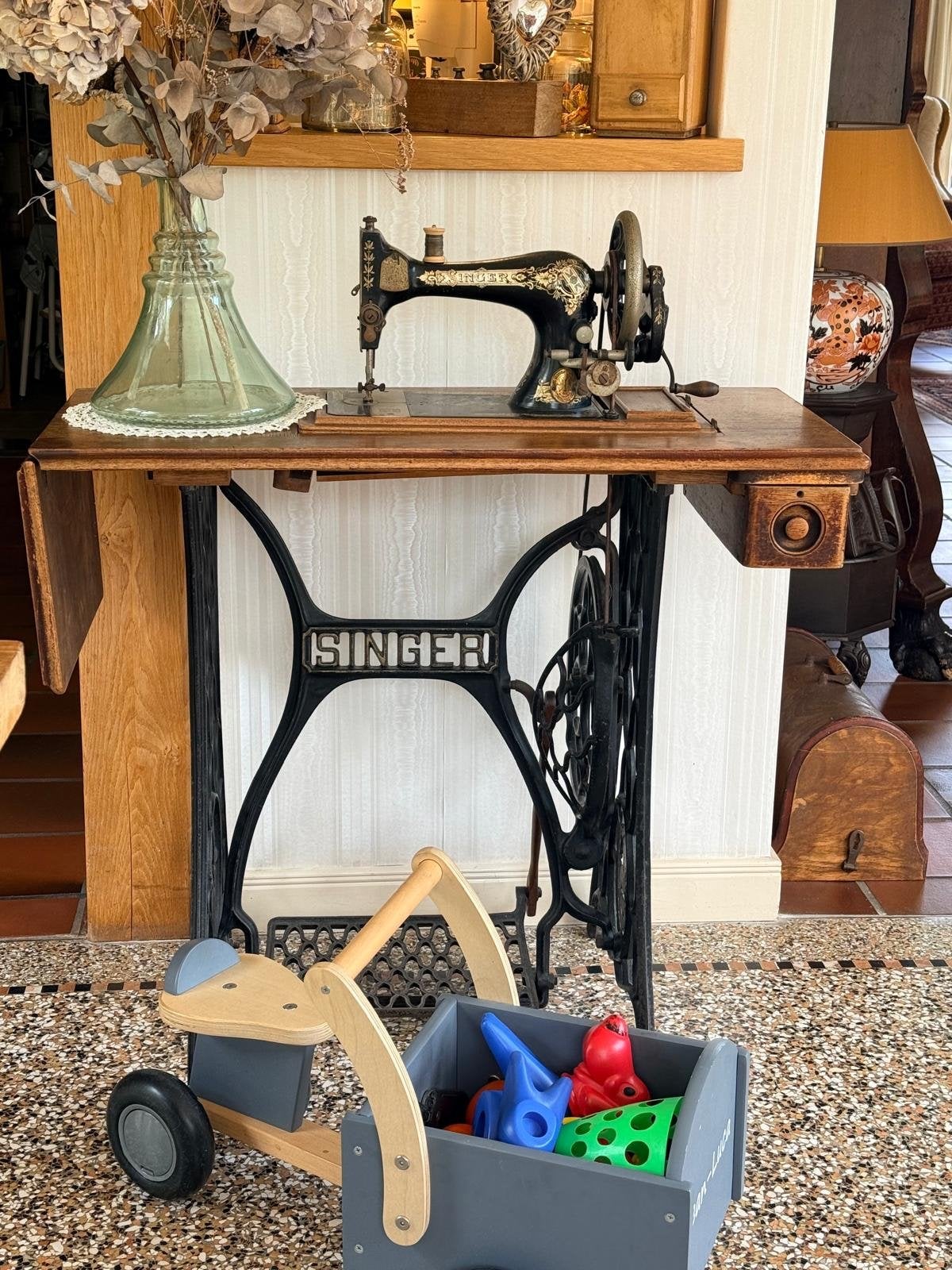 Originele Singer naaimachine met onderstel, Ophalen