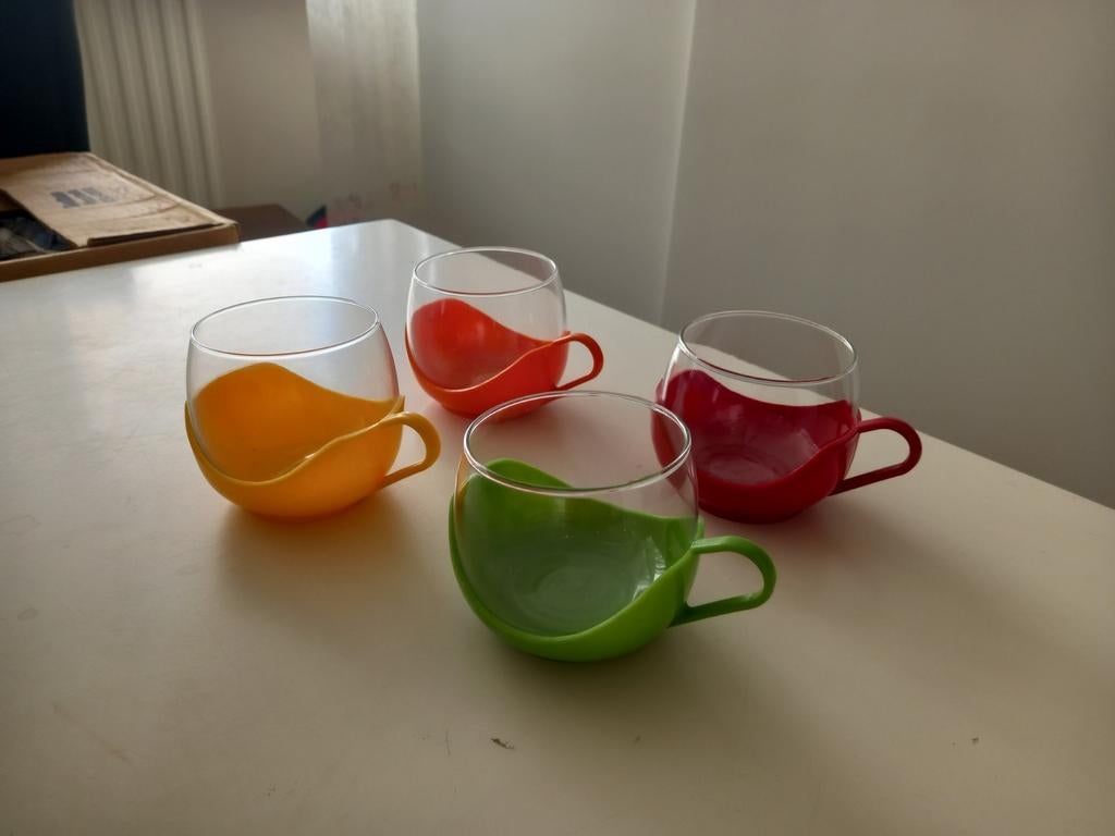 Retro theekopjes, leuk gekleurd, Huis en Inrichting, Keuken | Servies, Gebruikt, Glas of Glazen, Overige stijlen, Glas, Ophalen of Verzenden